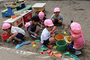 砂場遊びをする子供たち