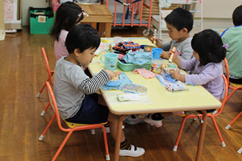 お弁当を食べる子供たち