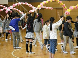 1年生が花のアーチに迎えられて入場