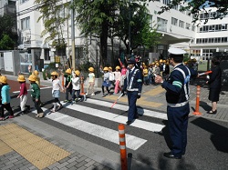 正門前で右左右をよく見てから渡ります