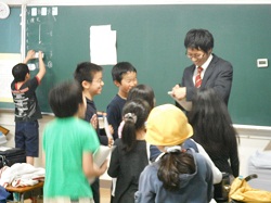 離任式後、教室で別れを惜しんで・・・
