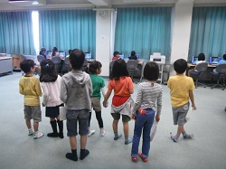 パソコン室にはコンピュータがいっぱい!