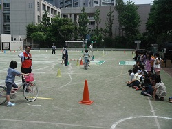 見ている子たちも真剣です