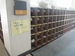 校内にポスターが貼ってあります
