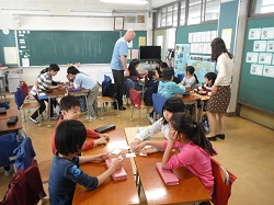 4年生も楽しく英語を学んでいます