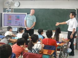 外国語活動は電子黒板も活用しています