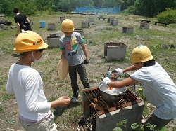 かまど係と調理係に分かれて、ほうとう作り