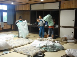 就寝は9時。しっかり布団を敷いて「おやすみなさい」