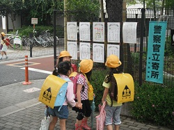 掲示板だけでなく子供たちの作品も飾っています