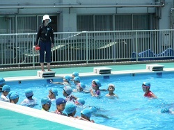 着衣のまま、水の中で歩きました。 着衣のまま、水の中で歩きました。