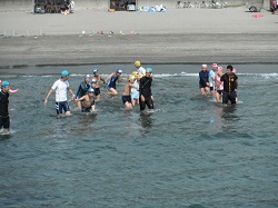 グループごとに手をつないで入水します グループごとに手をつないで入水します