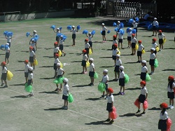 ポンポンを振って、元気に踊ります。