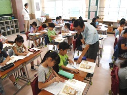 自分の考えを丁寧にノートにまとめています。