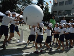 全校で一つの大玉を送っていきます
