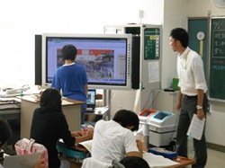 6年生は、江戸と明治の違いを電子黒板を使って考えました。