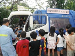空と雲をイメージした清掃車には、様々な工夫があります。
