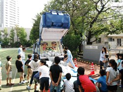 4tの清掃車には、30Lのごみ袋が約200個入ります。