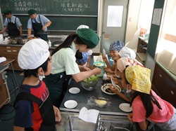 レタスを生で試食・・・葉先と真ん中と芯では味が違うね。氷につけたレタスはもっとおいしい!