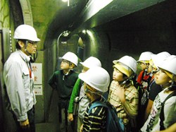 ダムの中に入って水力発電について学びました