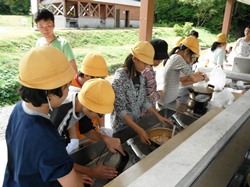 しっかり米を研いで、かまどに飯盒を・・・