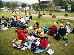 響きの森公園で弁当を広げました