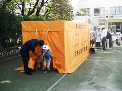 煙の中では姿勢を低くして進みます