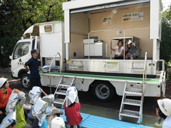 大きな揺れのときは、まず頭を守りましょう