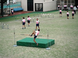 ゼッケンをつけて、自分の出場する種目の練習に励んでいます