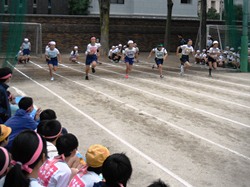 100m走スタートの近くで、元気よく応援もしました