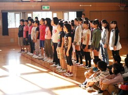 5年生もすてきな声で歌っています