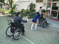 段差のある場所では車いすにしっかり体重をかけて支えないと危ない
