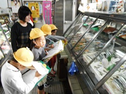 何種類の魚を売っているのかな?…魚屋さん