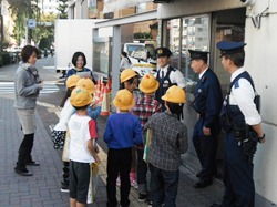 私たちの安全を守っている警察官の方はどんな苦労があるのかな?
