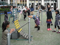 鉄棒は冷たいけど、楽しいね