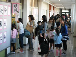 しっかり手をつないで次の会場へ行きます
