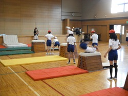 台の横から動きを見て、友達にアドバイスしています