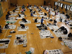 体育館に一堂に会して