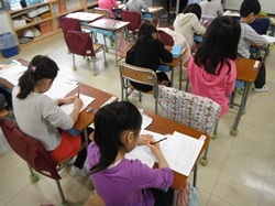 低学年は、姿勢をよくして、教室で硬筆
