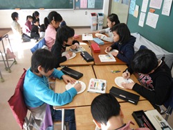 豆つかみゲームのお皿に装飾しています