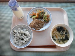 かみかみわかめご飯・魚のごまつけ焼き・お浸し・めかぶとわかめのかきたま汁
