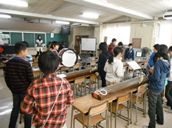 6年生は、雅楽「越天楽」の旋律を練習しています