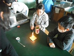 科学クラブでは、びっくりする実験が毎回楽しみです
