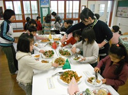 自分が食べられる量を考えて盛り付けます