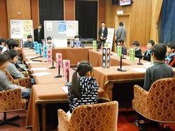 委員会での質疑は、緊張感があって真剣な眼差しになります・・・駕籠町小からは3名参加