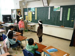 りすさんとかめさんになりきって、気持ちを考えます