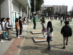 体育倉庫前には、なわ跳びジャンプ台があり、コツをつかみます