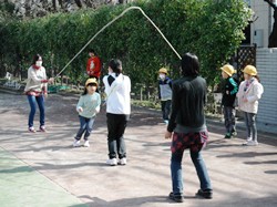 6年生が回して、1年生が上手に跳んでいます