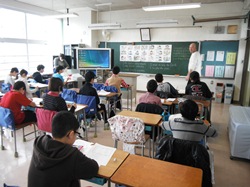 6年生は外国語活動教材 “Hi, friends!” を使って学習を進めています