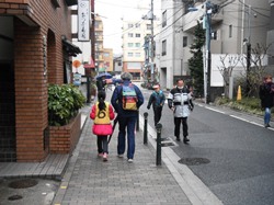 家族で楽しく歩いて回ります