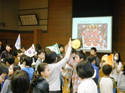 かごめ班ごとに集合してひなまつり集会を迎えます